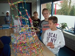 met rietjes de lucht in